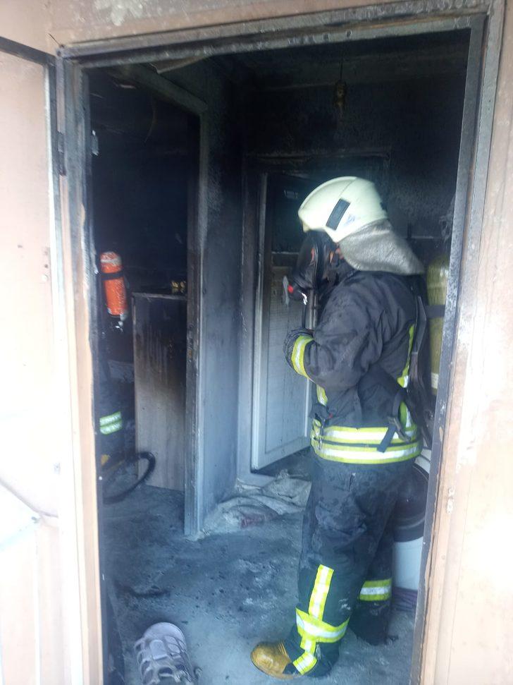 Muğla'da çakmakla oynayan çocuk prefabrik evi yaktı G3