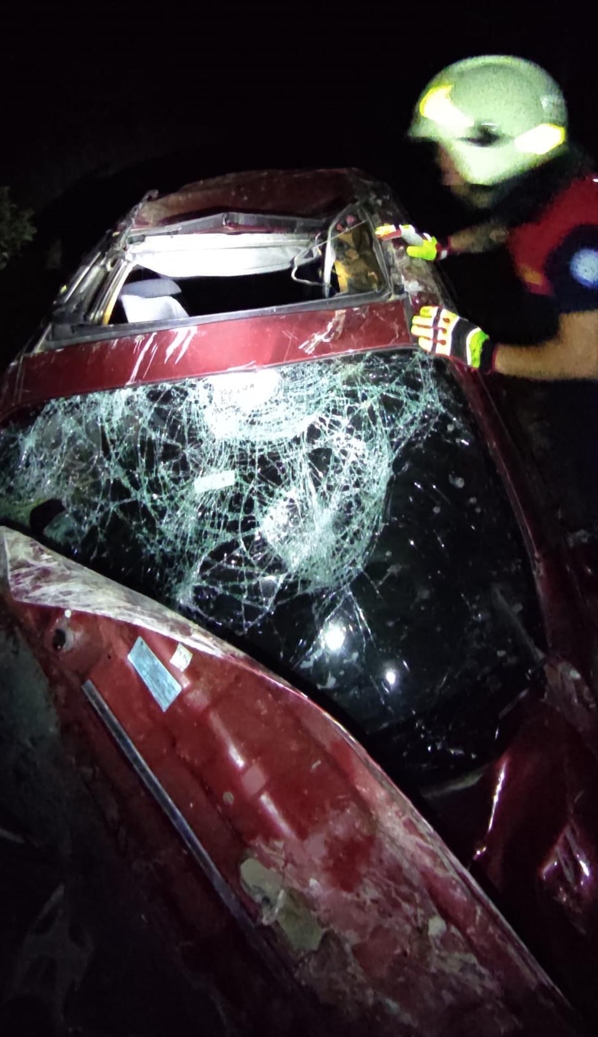 Muğla'da u&ccedil;uruma devrilen otomobildeki 2 kişi yaralandı