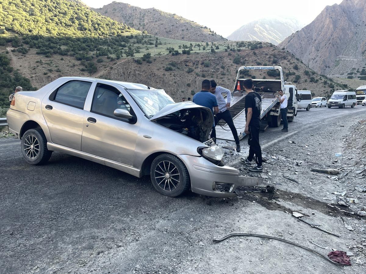 Hakkari'de otomobille hafif ticari ara&ccedil; &ccedil;arpıştı, biri ağır 7 kişi yaralandı