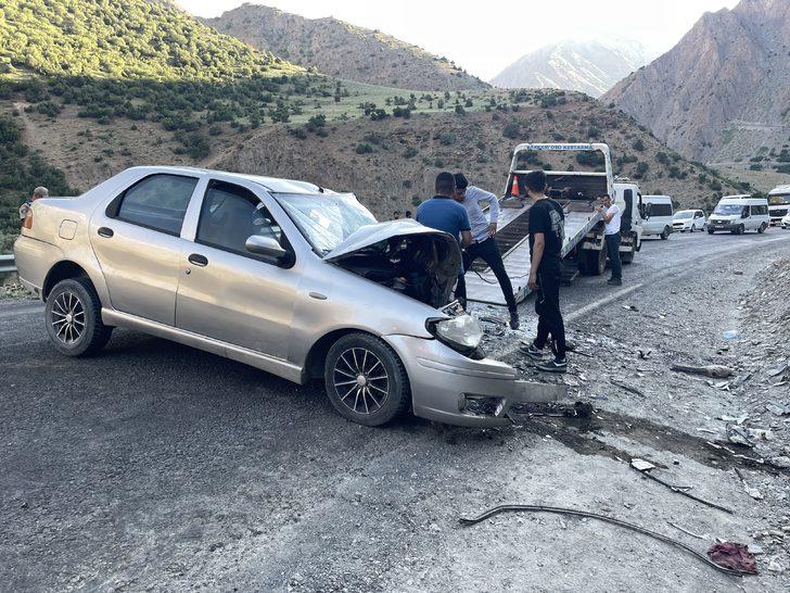 Hakkari'de otomobille hafif ticari araç çarpıştı, biri ağır 7 kişi yaralandı G1