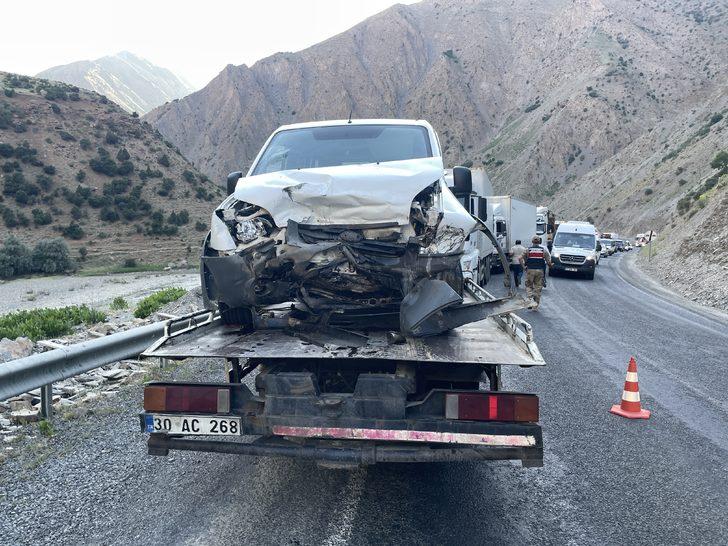 Hakkari'de otomobille hafif ticari araç çarpıştı, biri ağır 7 kişi yaralandı G3