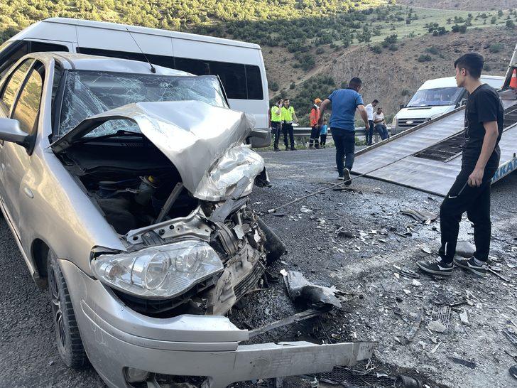 Hakkari'de otomobille hafif ticari araç çarpıştı, biri ağır 7 kişi yaralandı G4