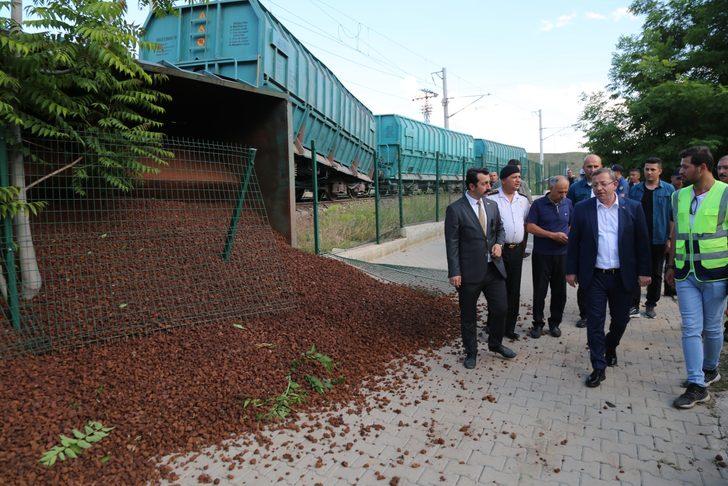 Yozgat'ta yük treninin vagonunun devrilmesi nedeniyle Ankara-Kayseri demir yolu ulaşıma kapandı G1