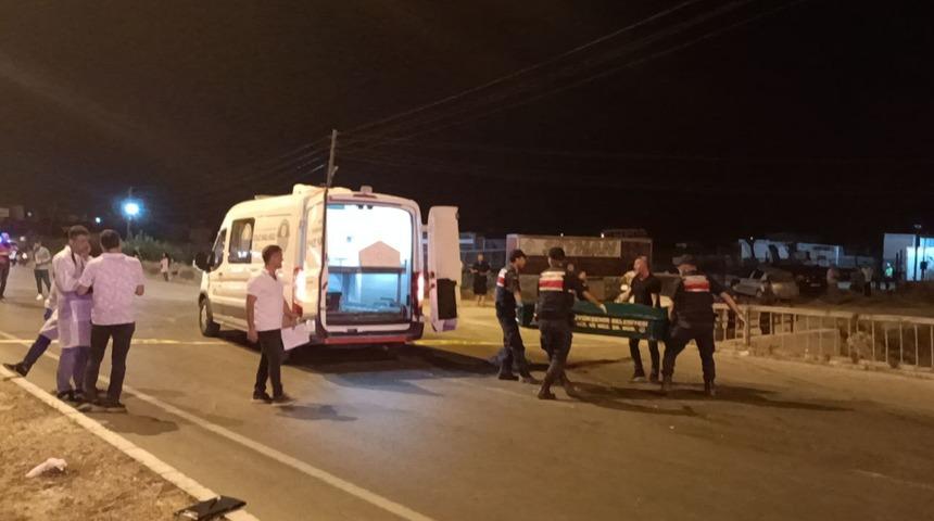 Mersin'de kamyonla çarpışan motosikletteki kadın ile kızı öldü, kocası yaralandı