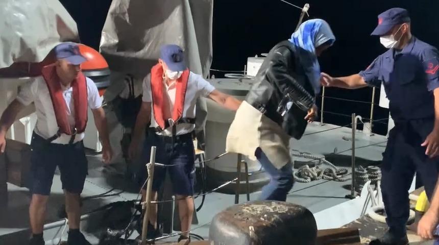 İzmir a&ccedil;ıklarında geri itilen can salındaki 8 d&uuml;zensiz g&ouml;&ccedil;men kurtarıldı