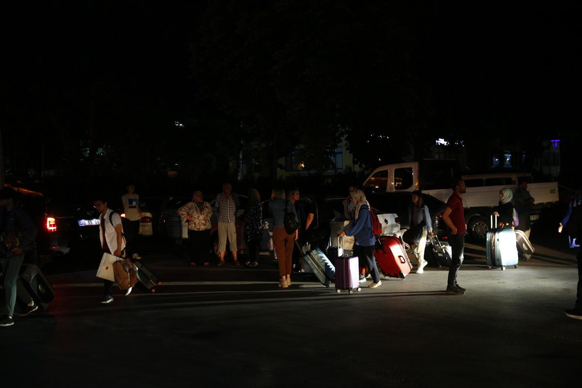 G&Uuml;NCELLEME - Yozgat'ta y&uuml;k treninin vagonunun devrilmesi nedeniyle Ankara-Kayseri demir yolu ulaşıma kapandı