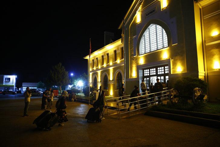 GÜNCELLEME - Yozgat'ta yük treninin vagonunun devrilmesi nedeniyle Ankara-Kayseri demir yolu ulaşıma kapandı G4