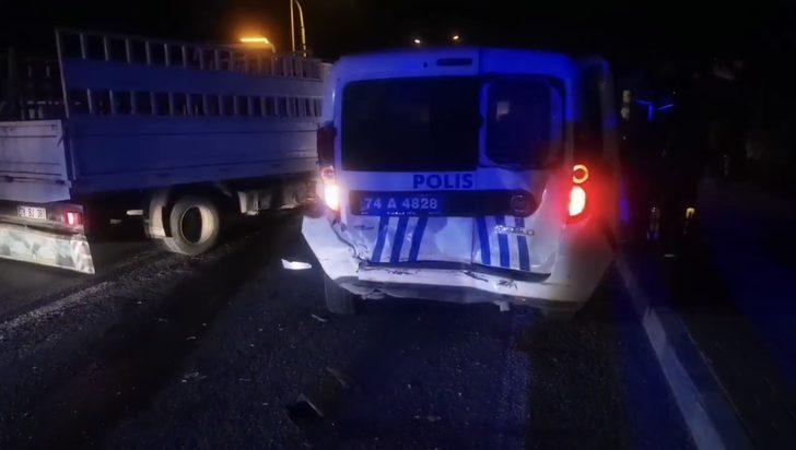 Bartın'da "dur" ihtarına uymayan alkollü sürücünün otomobili polis aracına çarptı G2