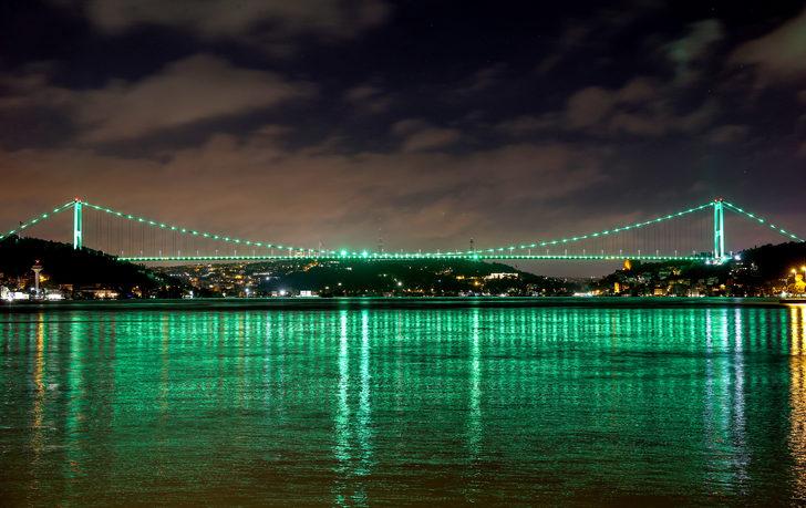 İstanbul’un köprüleri skolyoz hastalığına dikkati çekti G1