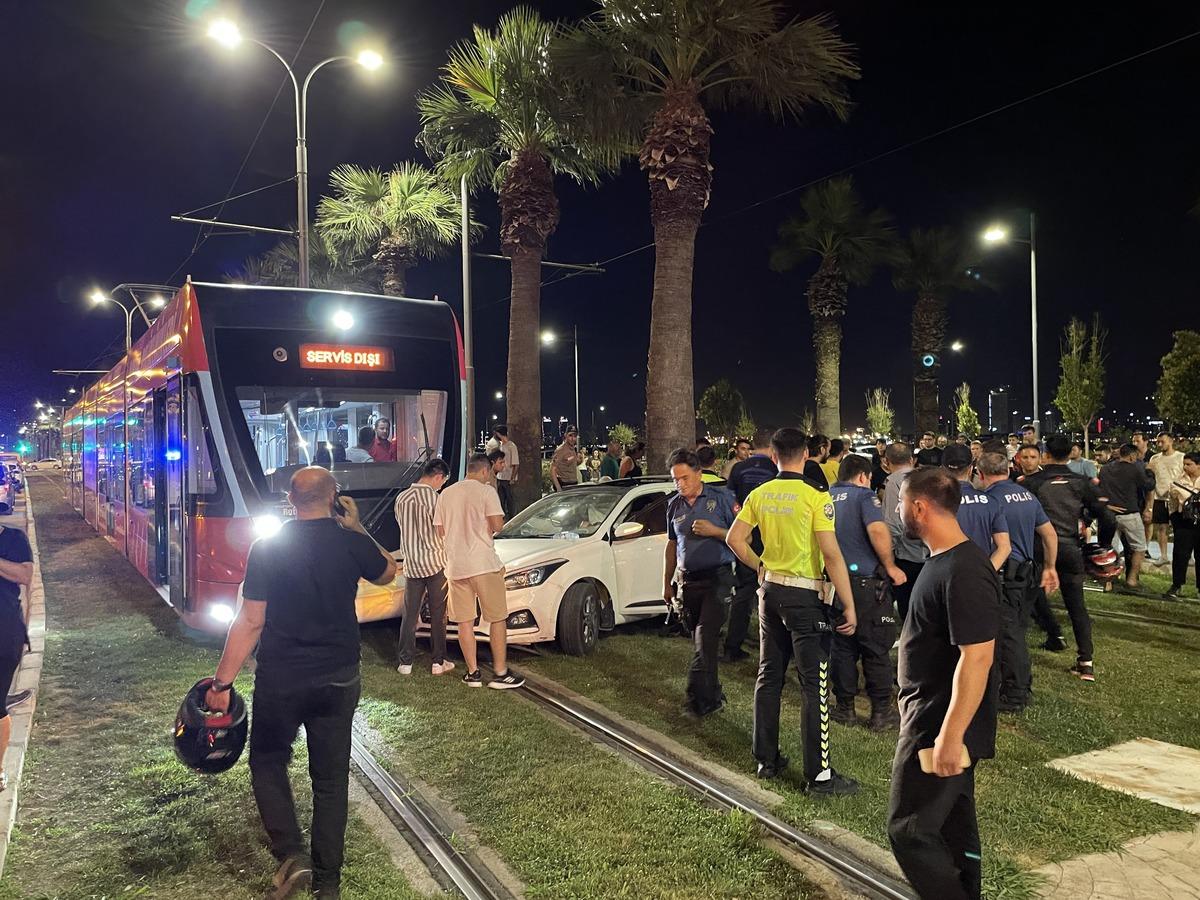 İzmir'de kontrolden &ccedil;ıkıp tramvaya &ccedil;arparak duran otomobilin s&uuml;r&uuml;c&uuml;s&uuml; yaralandı