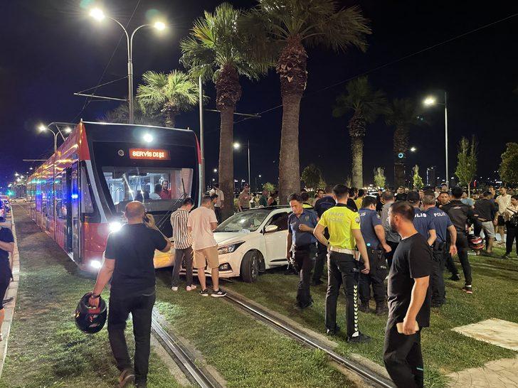 İzmir'de kontrolden çıkıp tramvaya çarparak duran otomobilin sürücüsü yaralandı G1