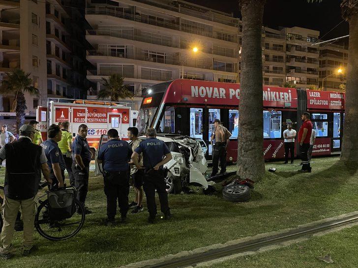 İzmir'de kontrolden çıkıp tramvaya çarparak duran otomobilin sürücüsü yaralandı G2