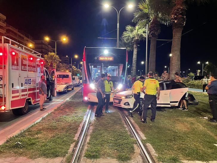 İzmir'de kontrolden çıkıp tramvaya çarparak duran otomobilin sürücüsü yaralandı G3