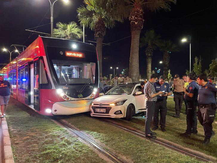 İzmir'de kontrolden çıkıp tramvaya çarparak duran otomobilin sürücüsü yaralandı G4