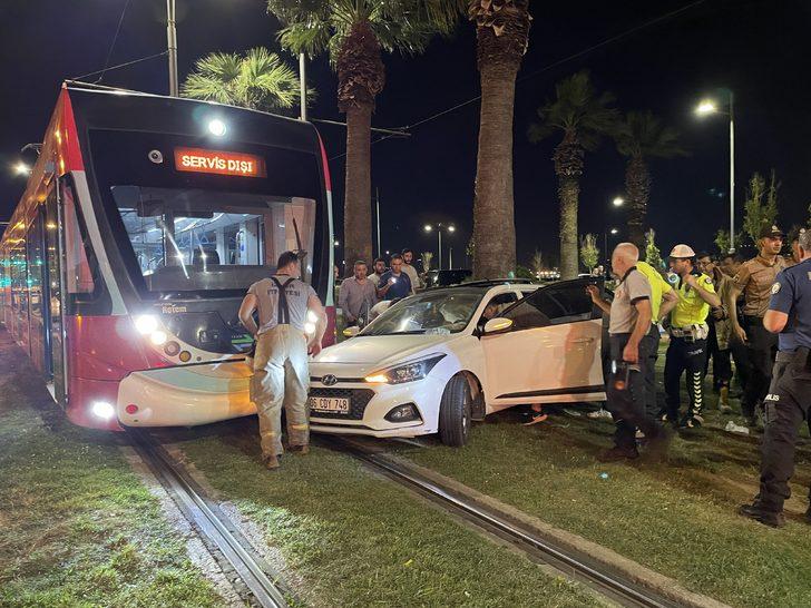 İzmir'de kontrolden çıkıp tramvaya çarparak duran otomobilin sürücüsü yaralandı G5