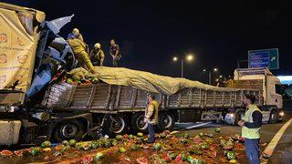 Kuzey Marmara Otoyolu’nda iki tırın çarpışması sonucu 1 kişi öldü