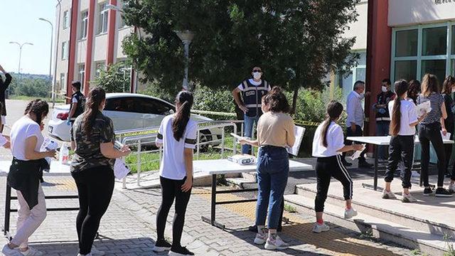 SON DAKİKA | YKS heyecanı! Milyonlarca aday TYT'de ter döktü, AYT ve YDT yarın yapılacak