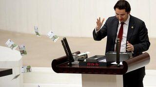 CHP'li vekil TBMM'de Euro'ları havaya saçtı