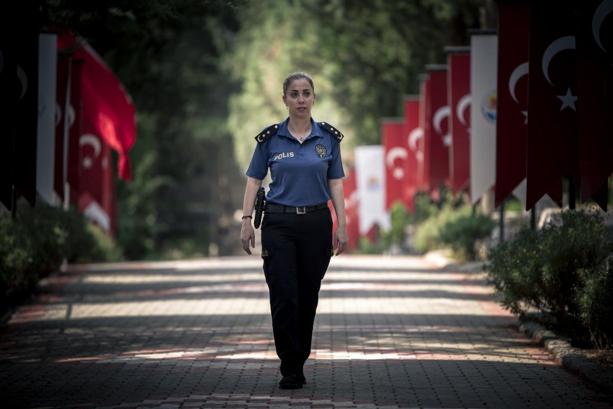 Şehit kızından, mesleğini s&uuml;rd&uuml;rd&uuml;ğ&uuml; polis babasının kabrine Babalar G&uuml;n&uuml; ziyareti