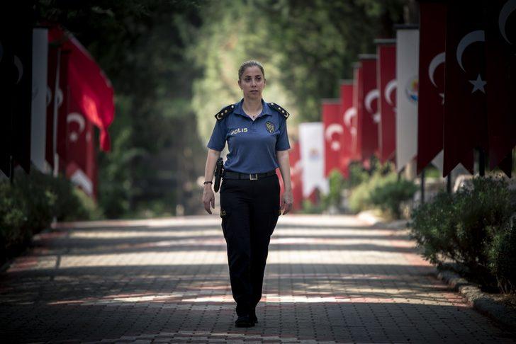 Şehit kızından, mesleğini sürdürdüğü polis babasının kabrine Babalar Günü ziyareti G1