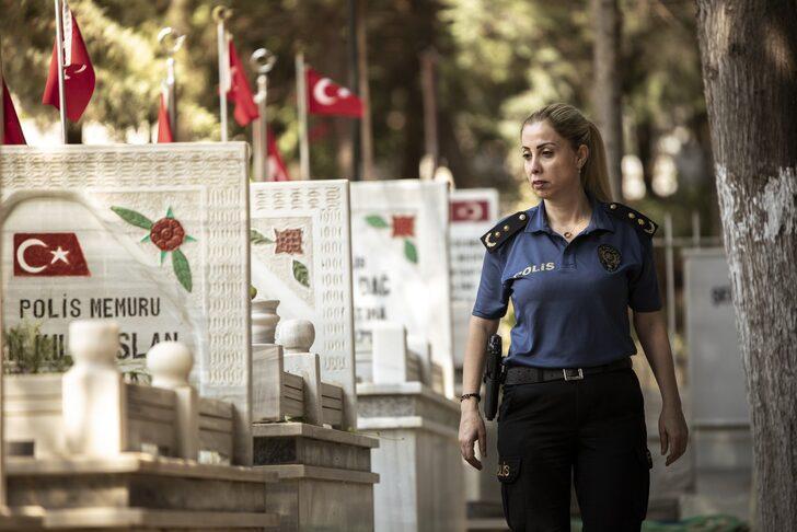 Şehit kızından, mesleğini sürdürdüğü polis babasının kabrine Babalar Günü ziyareti G2