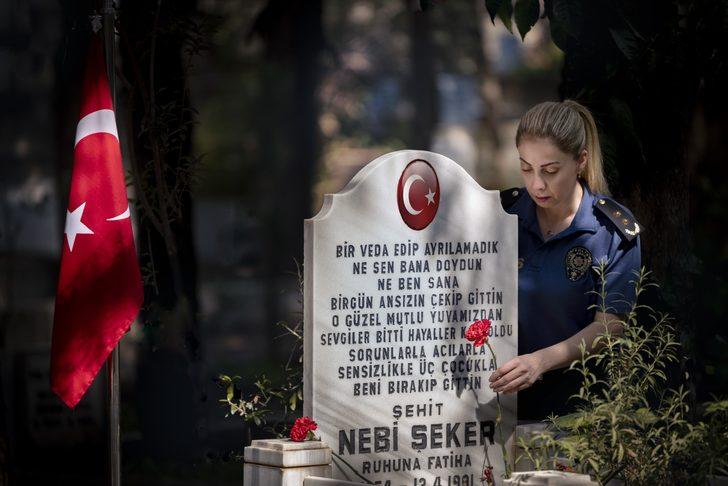 Şehit kızından, mesleğini sürdürdüğü polis babasının kabrine Babalar Günü ziyareti G3