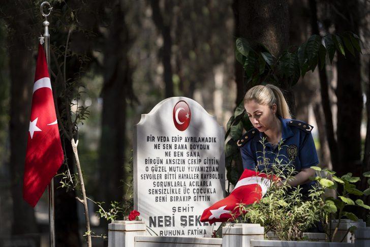 Şehit kızından, mesleğini sürdürdüğü polis babasının kabrine Babalar Günü ziyareti G4