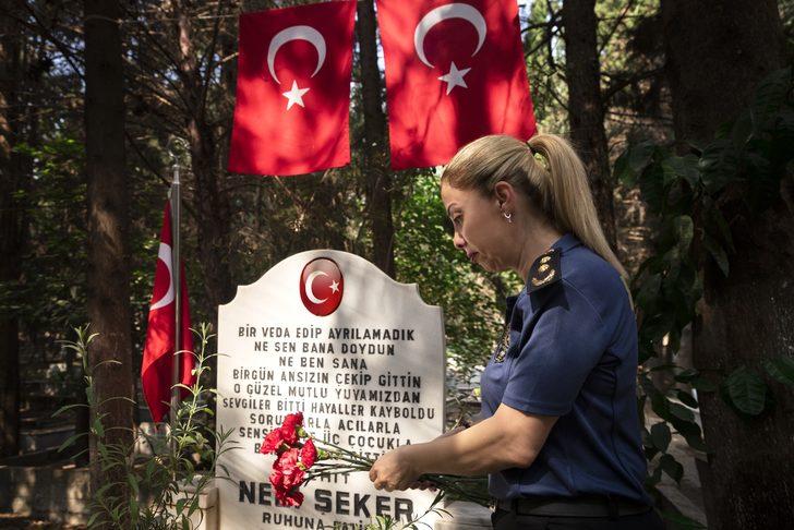 Şehit kızından, mesleğini sürdürdüğü polis babasının kabrine Babalar Günü ziyareti G5