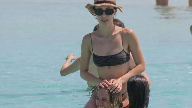 Ünlü sanatçının kızı denizde sevgilisiyle deve güreşi yaptı 