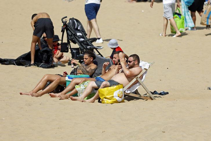 İngiltere’de yılın en sıcak günü yaşandı! Güneşi görenler plajlara koştu, kalabalık herkesi şaşırttı G2