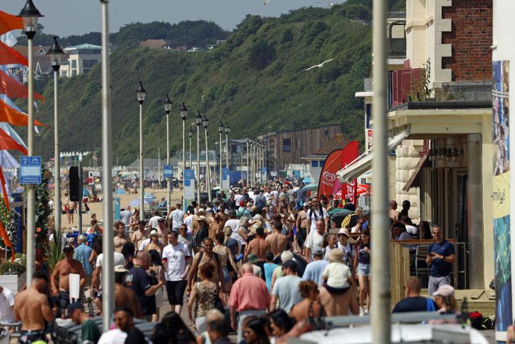 İngiltere’de yılın en sıcak günü yaşandı! Güneşi görenler plajlara koştu, kalabalık herkesi şaşırttı G3