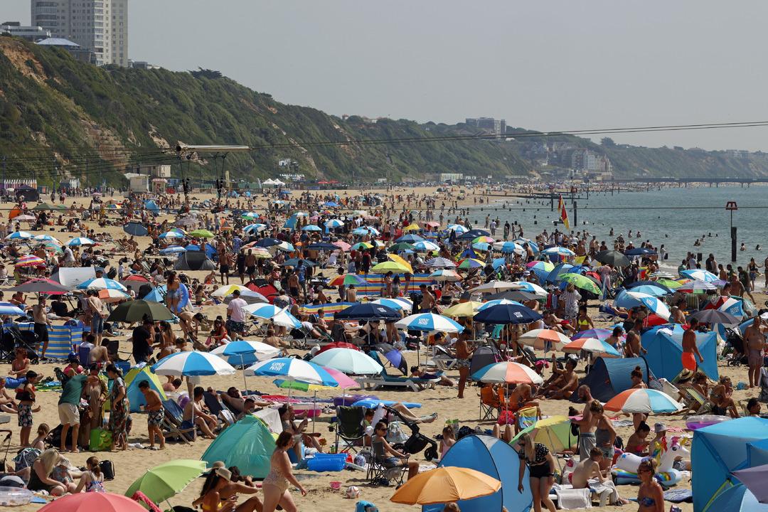İngiltere&rsquo;de yılın en sıcak g&uuml;n&uuml; yaşandı! G&uuml;neşi g&ouml;renler plajlara koştu, kalabalık herkesi şaşırttı
