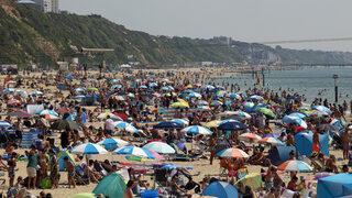 İngiltere’de yılın en sıcak günü yaşandı! Güneşi görenler plajlara koştu, kalabalık herkesi şaşırttı