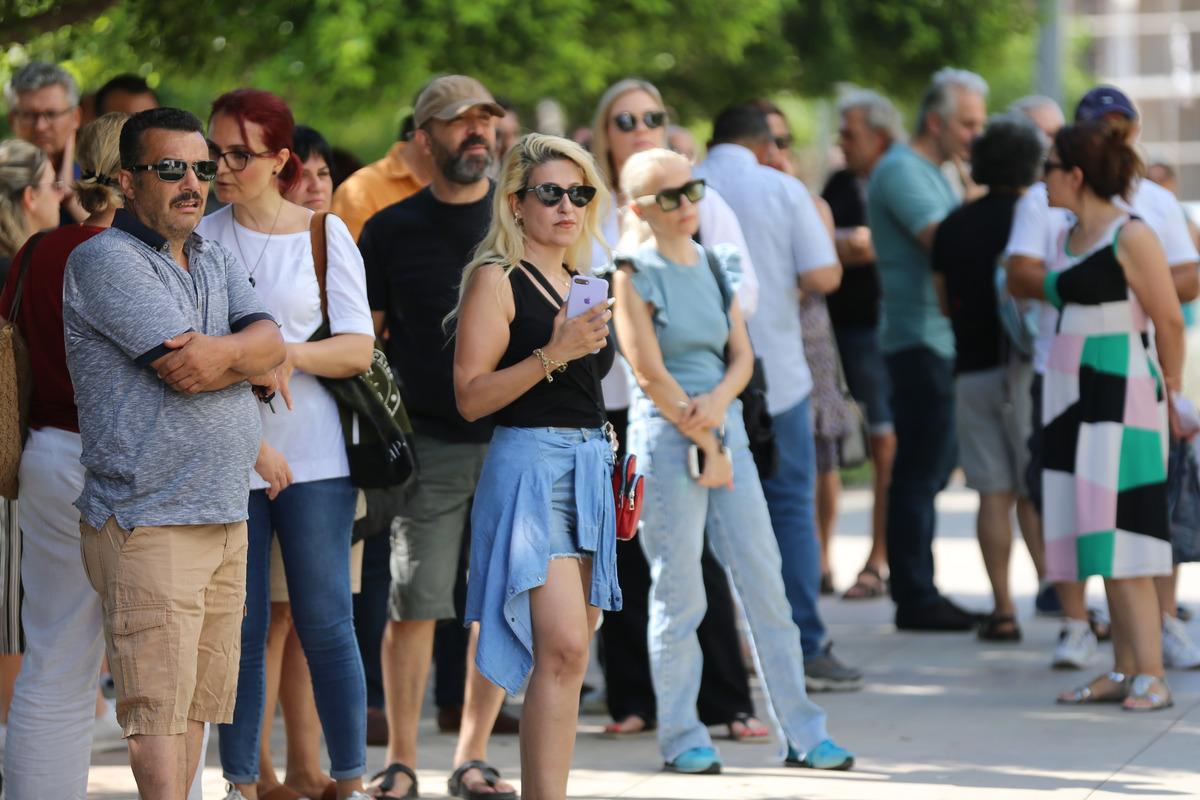Antalya'da YKS'ye girecek bazı adaylar okullarını karıştırınca zor anlar yaşadı