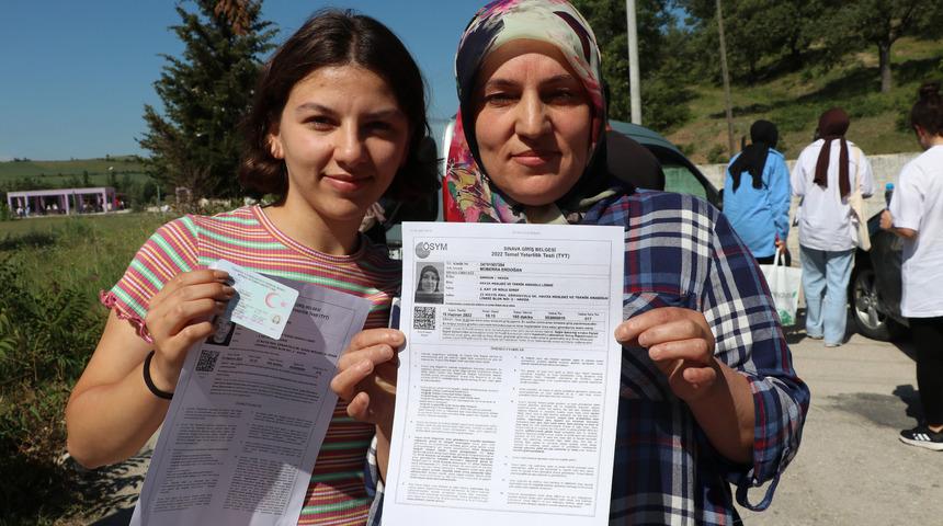 Samsun'da açık liseyi bitiren 50 yaşındaki kadın YKS'ye kızıyla girdi