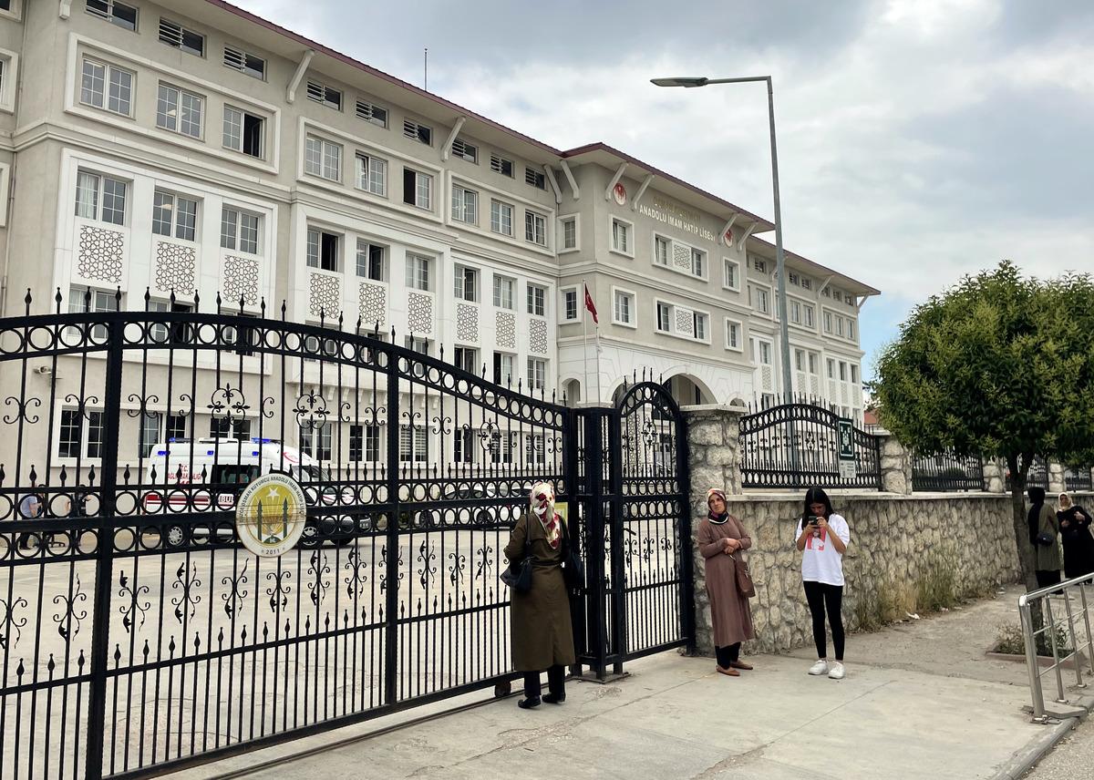 Sınava gireceği okulda merdivenden d&uuml;şen &ouml;ğrenci yaralandı