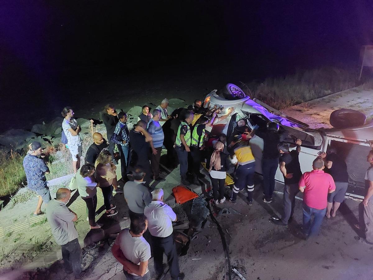 Kastamonu'da kamyonetle otomobil &ccedil;arpıştı, 3 kişi yaralandı