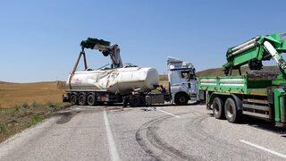 Kırıkkale'de devrilen tankerin sürücüsü yaralandı