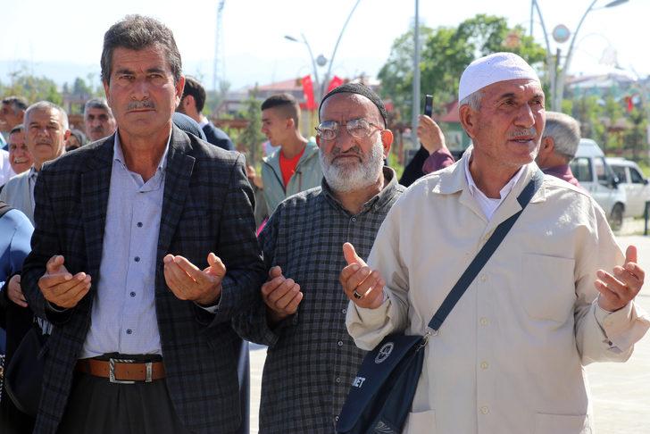 Ağrı ve Erzincan'da hacı adayları dualarla kutsal topraklara uğurlandı G1
