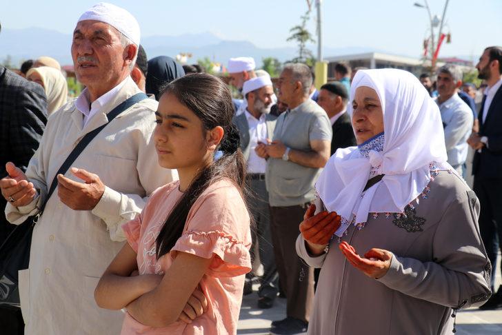 Ağrı ve Erzincan'da hacı adayları dualarla kutsal topraklara uğurlandı G2
