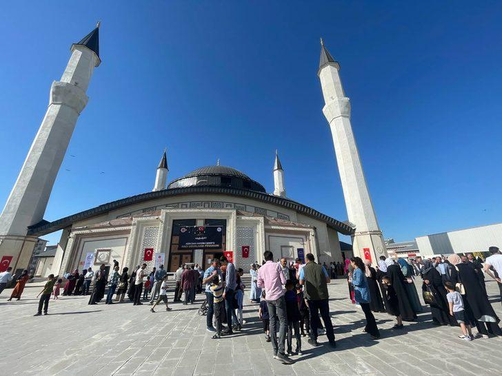 Ağrı ve Erzincan'da hacı adayları dualarla kutsal topraklara uğurlandı G3