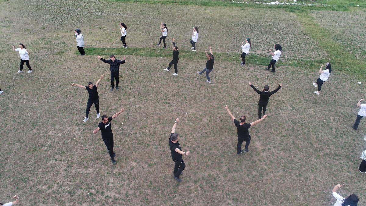 Afyonkarahisar'da &ouml;ğretmenler tarihi Frigya Vadisi'ni, halk oyunları videolarıyla tanıtıyor