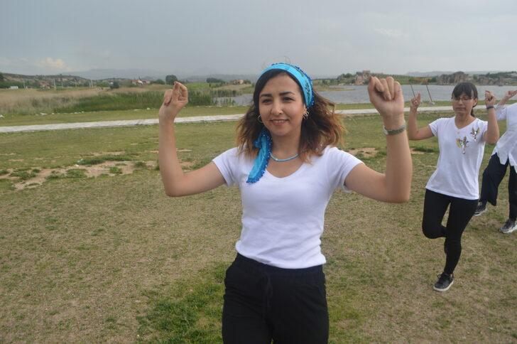 Afyonkarahisar'da öğretmenler tarihi Frigya Vadisi'ni, halk oyunları videolarıyla tanıtıyor G2