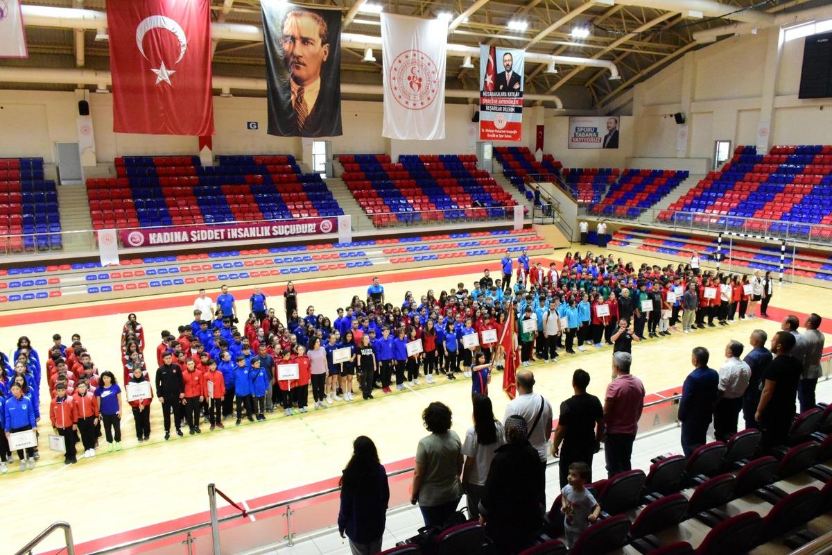 ANALİG Voleybol &Ccedil;eyrek Final m&uuml;sabakaları Karab&uuml;k'te başladı