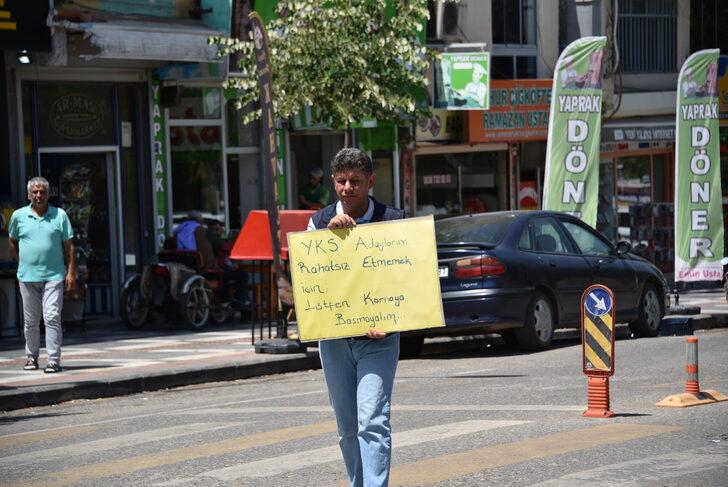 Şanlıurfa'da YKS'ye giren öğrencilerin rahatsız olmaması için sürücülere "korna çalmama" uyarısı G1