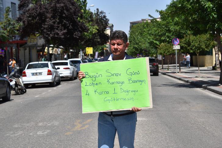 Şanlıurfa'da YKS'ye giren öğrencilerin rahatsız olmaması için sürücülere "korna çalmama" uyarısı G4