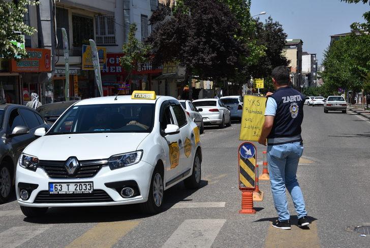 Şanlıurfa'da YKS'ye giren öğrencilerin rahatsız olmaması için sürücülere "korna çalmama" uyarısı G3