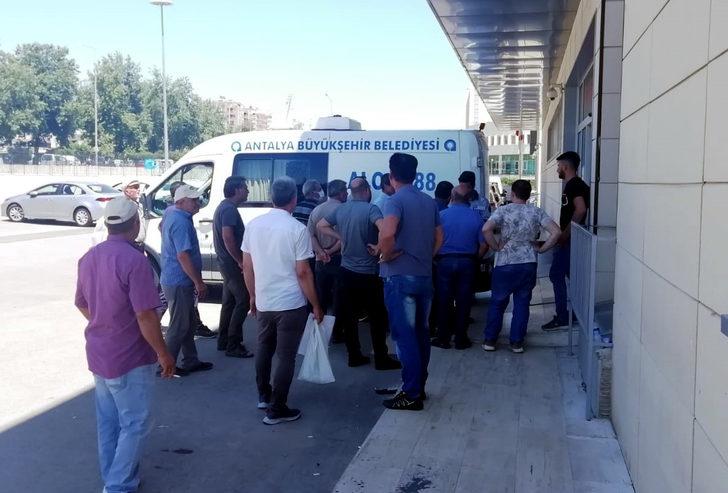 Antalya'da tüfekle öldürülen anne ve 2 çocuğunun cenazeleri yakınlarına teslim edildi G2