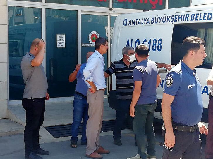 Antalya'da tüfekle öldürülen anne ve 2 çocuğunun cenazeleri yakınlarına teslim edildi G3