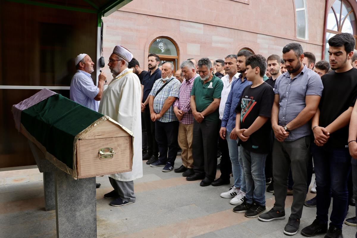 Trabzon'da ameliyathanede &ouml;l&uuml; bulunan anestezi teknikerinin cenazesi defnedildi